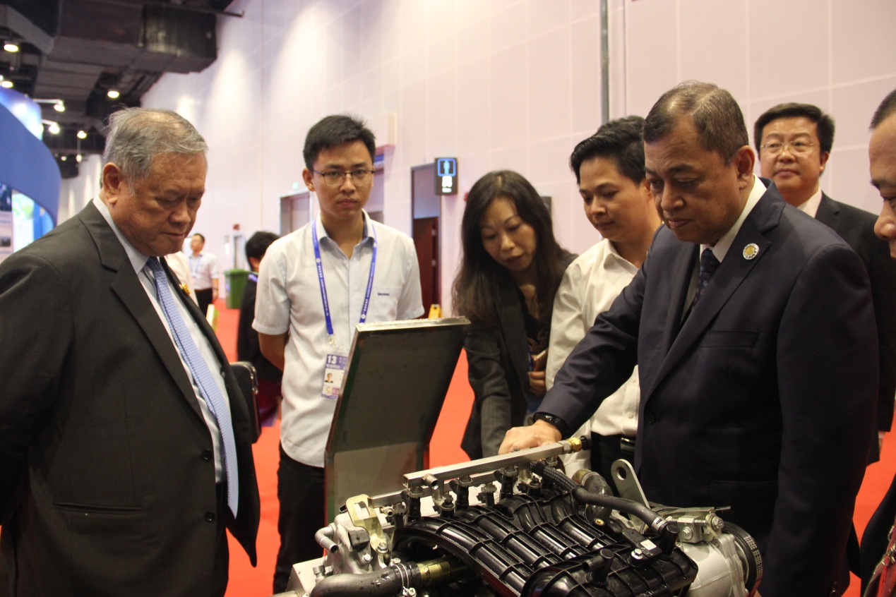 南京金龍“氫混燃?xì)猓ㄔ龀淌剑╇妱涌蛙? width=